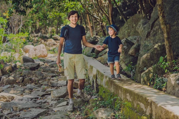 Padre e figlio camminano — Foto Stock