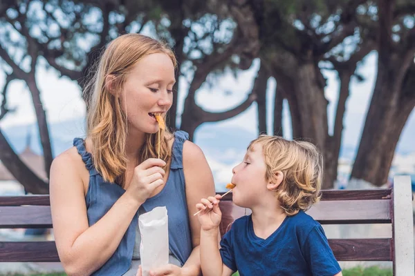 Anne ve oğlu tatlı patates kızartması yemek — Stok fotoğraf