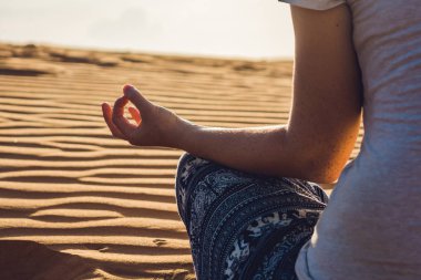 Genç kadın çöle meditasyon