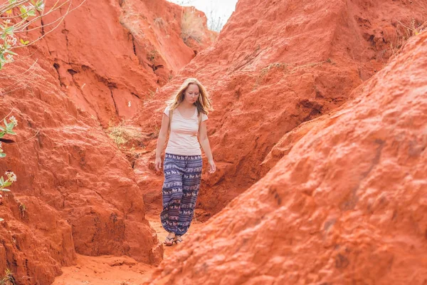 Jonge vrouw in rode canyon — Stockfoto