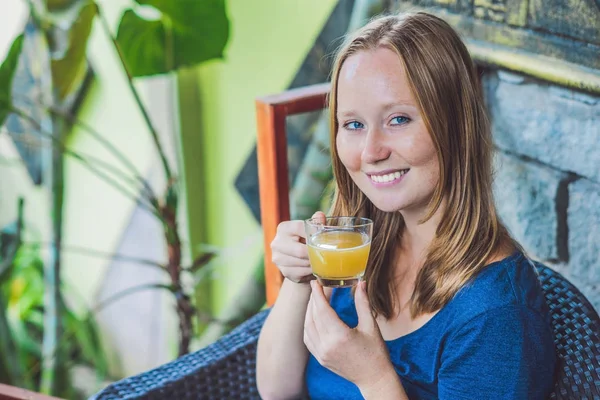 Женщина пьет утренний имбирный чай — стоковое фото