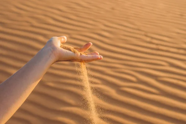 Sand slipping through the fingers — Stock Photo, Image