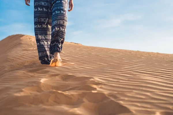 Young woman in rad sandy desert — Stock Photo, Image