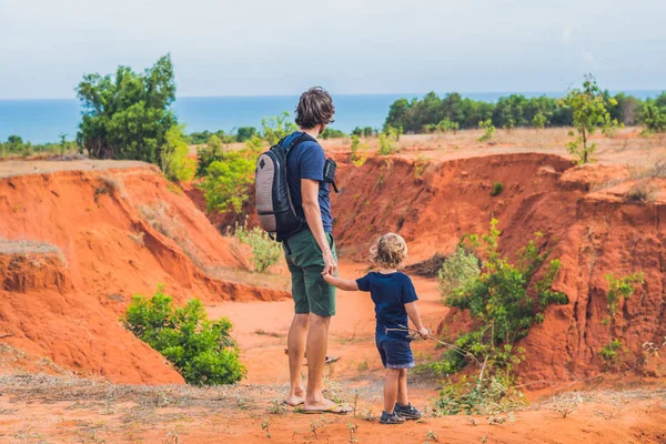 Padre e hijo viajeros en cañón rojo —  Fotos de Stock