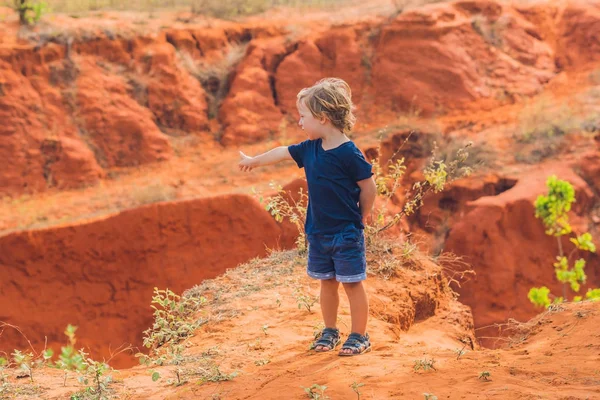Kırmızı Kanyon genç çocuk — Stok fotoğraf