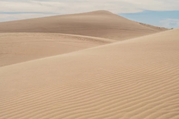 Geel zand in de woestijn — Stockfoto