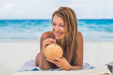 genç kadın içme Hindistan cevizi sütü 