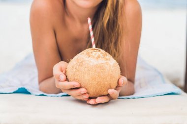 Hindistan cevizi sütü içen kadın