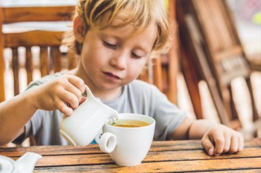  Çocuk tatlım çay dökülen.