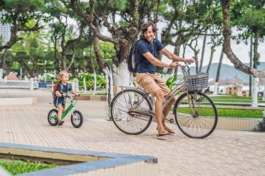 Mutlu aile bisiklet sürme