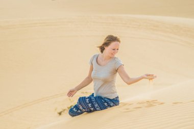 kumlu çölde genç kadın