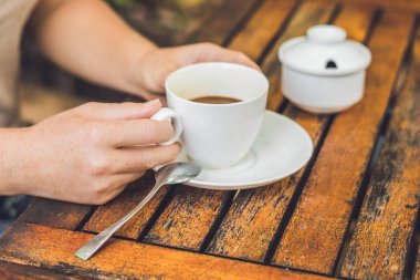 kadın kahve tutuyor