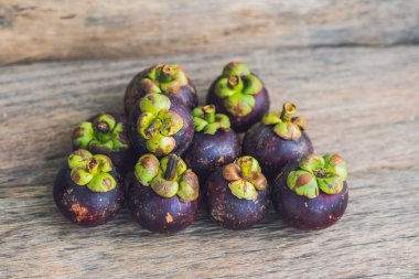 Ahşap masada mangosteen meyveleri