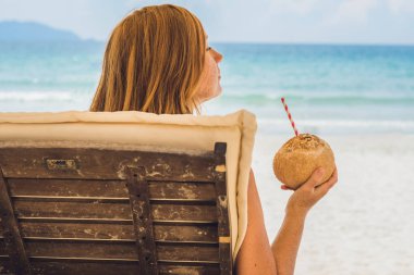 genç kadın içme Hindistan cevizi sütü 