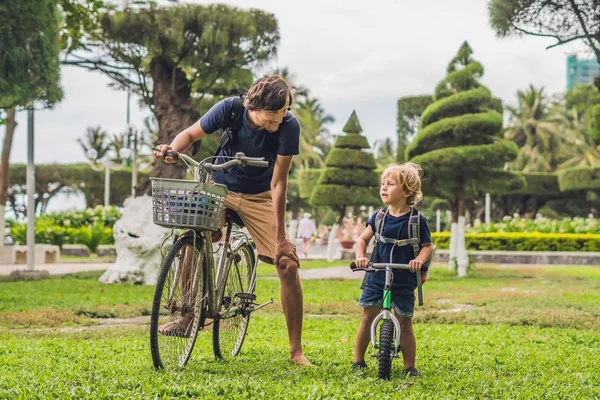 Família feliz está andando de bicicleta — Fotografia de Stock