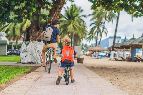 행복 한 가족 자전거를 타고는 — 스톡 사진