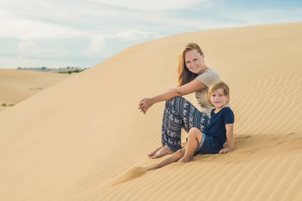 Mom and son in the desert. — Stock Photo, Image