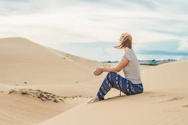 Wanita muda di gurun berpasir — Stok Foto