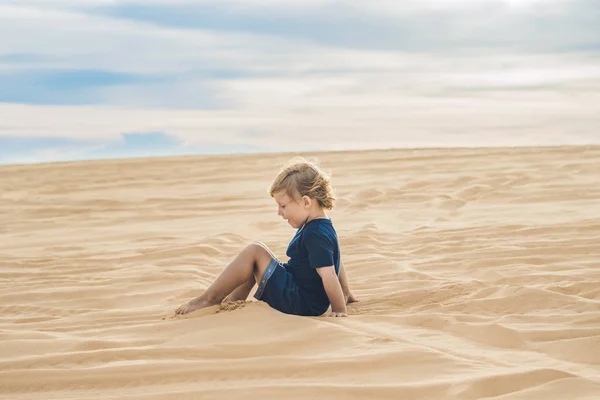 Μικρό αγόρι στην έρημο. — Φωτογραφία Αρχείου