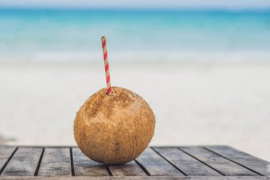 bir saman ile taze hindistan cevizi 