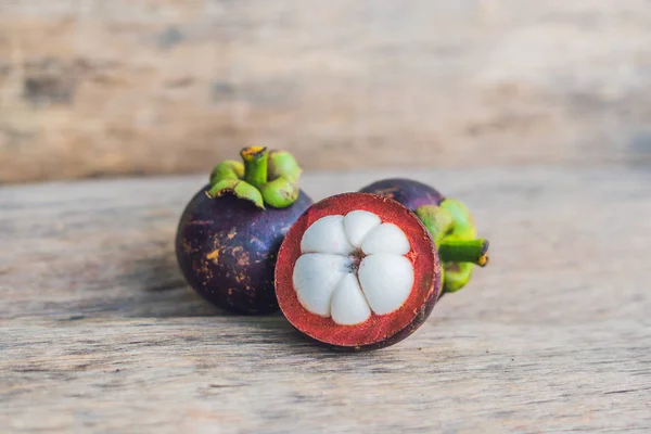 Mangostanské ovoce na dřevěném stole — Stock fotografie