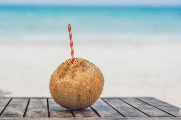빨 대와 신선한 코코넛 — 스톡 사진