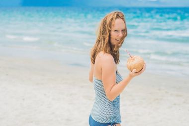 Hindistan cevizi sütü içen kadın