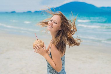 Hindistan cevizi sütü içen kadın