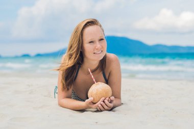 Hindistan cevizi sütü içen kadın