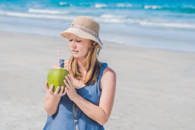 Hindistan cevizi suyu içme kadın 