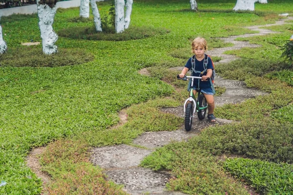 Niño en una bicicleta de equilibrio — Foto de Stock