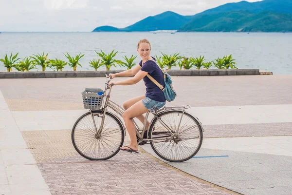 Bisiklet ile kaygısız kadın — Stok fotoğraf