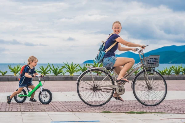 Ευτυχισμένη οικογένεια ιππασία ποδήλατα — Φωτογραφία Αρχείου