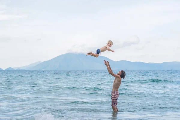 Jovem pai e filho feliz — Fotografia de Stock