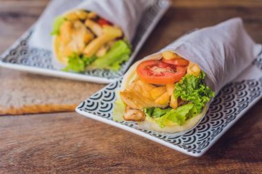 Yunan gyros pide içinde sarılmış 