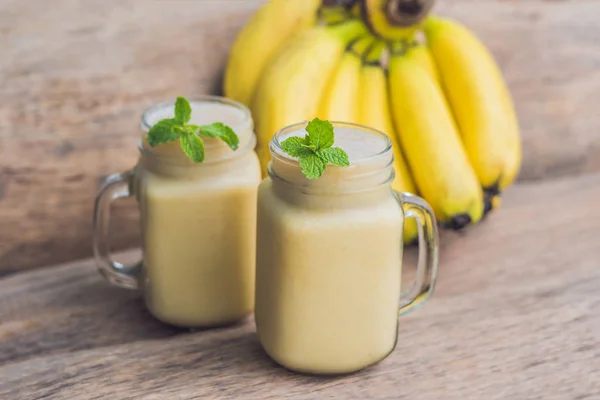 Bananen Smoothies und Bananen — Stockfoto