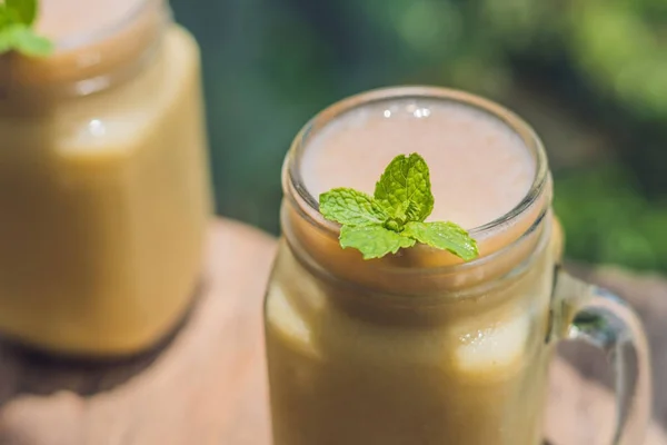 Banánové smoothie na pozadí — Stock fotografie