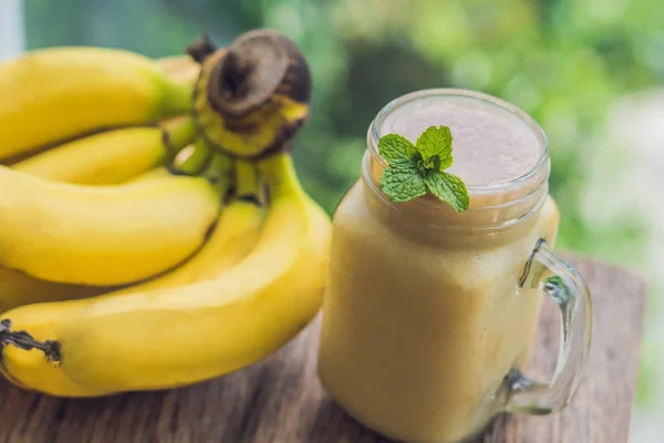 Batido de plátano sobre fondo . — Foto de Stock