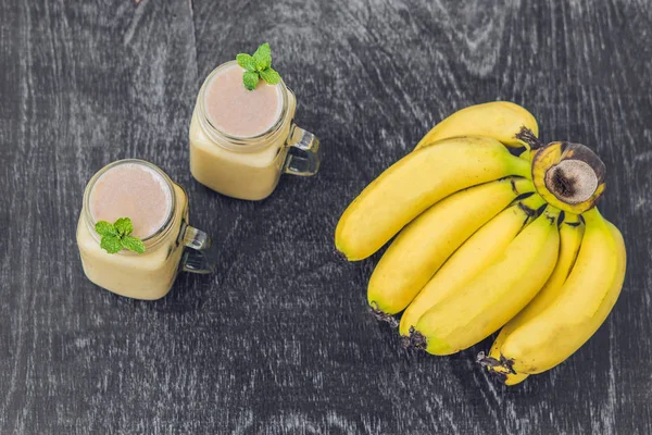 바나나 스무디와 바나나 — 스톡 사진