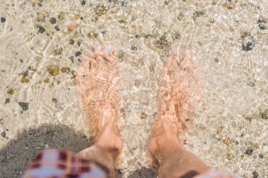 Çocuk tropikal deniz sahiptir 