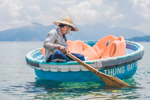 Fischer in einem vietnamesischen Boot wie ein Korb. — Stockfoto