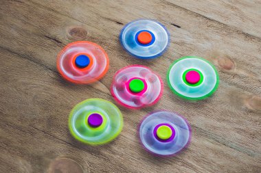 Renkli topluca spinners