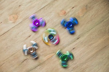 Renkli topluca spinners
