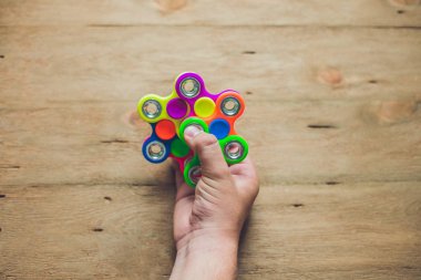 Erkek el el spinner tutarak 