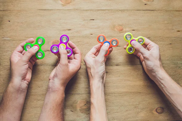 Händer som håller hand spinner — Stockfoto