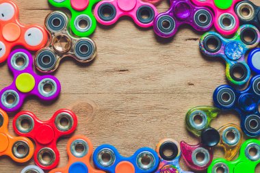 ahşap arka plan üzerinde spinners kıpır