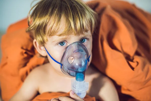 Niño haciendo inhalación — Foto de Stock