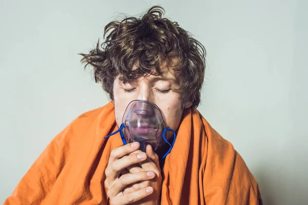 grip veya soğuk belirtileri olan adam 