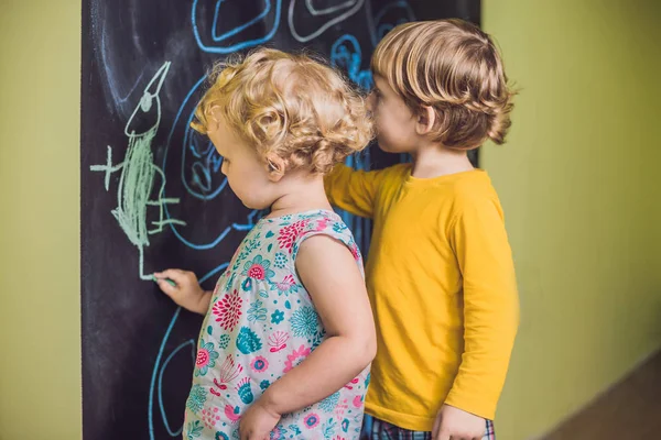 Αγόρι και κορίτσι ζωγραφική με κιμωλία — Φωτογραφία Αρχείου