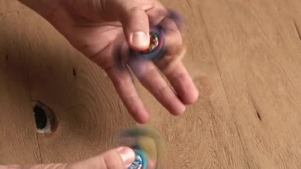 Hände und Spinner oder Fidget Spinner — Stockvideo